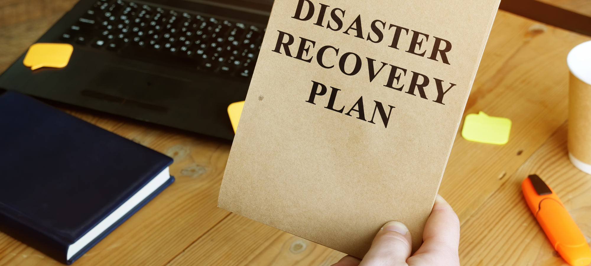 A strong disaster recovery plan includes setting recovery point objectives, recovery time objectives, and defining clear recovery procedures for restoring critical systems and data backup.